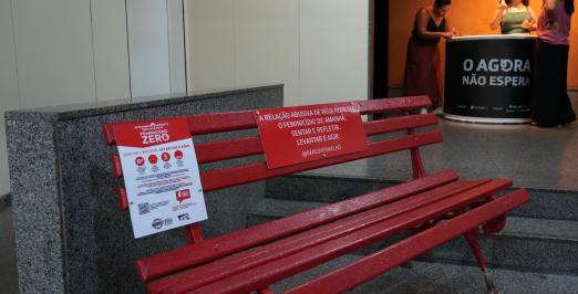 Imagem do banco vermelho