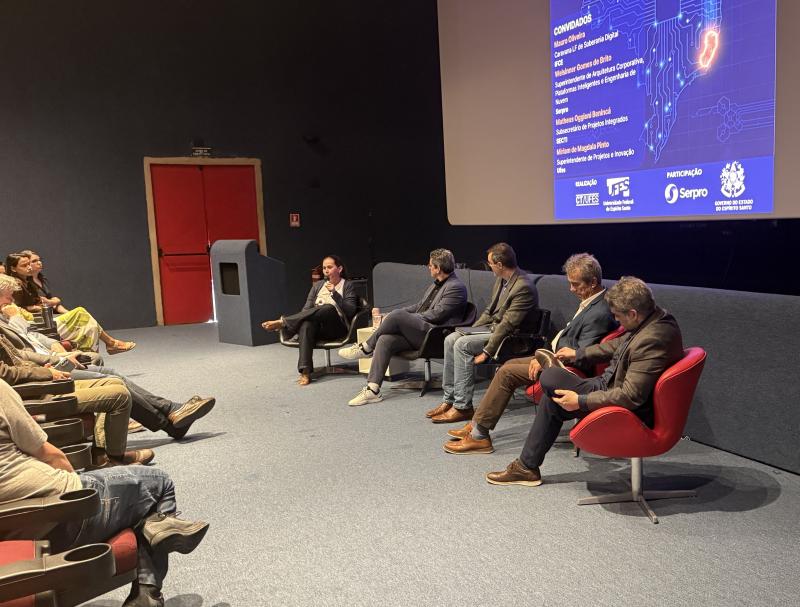 Foto do painel no momento do debate