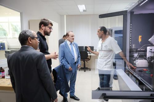 Foto dos visitantes conhecendo um dos laboratórios do Labpetro 