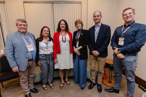 Na foto, Eustaquio de Castro, Márcia Machado, Luciana Santos, Cristina Engel, Celso Alberto Saibel e Jales Júnior, todos em pé, posando para a foto