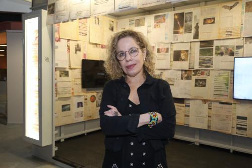 Foto da artista na 22ª Bienal Sesc_Video