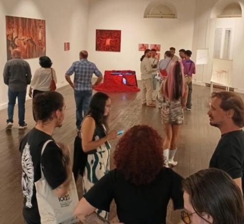 Foto de pessoas olhando a exposição