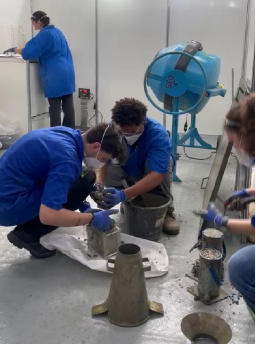 Foto dos estudantes durante a competição