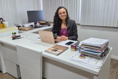 Foto da pró-reitora Ana Paula Bittencourt em sua sala de trabalho