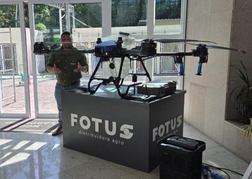 O engenheiro agrônomo Victor Silva, explicando as características do drone