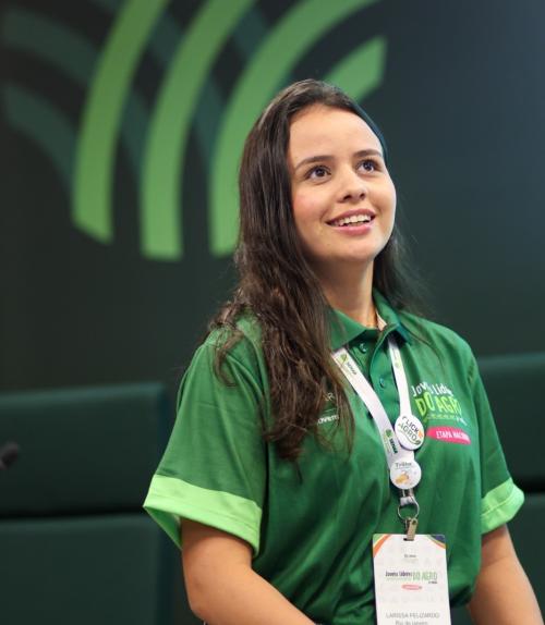 Foto da estudante Larissa Moraes com a camiseta do prêmio