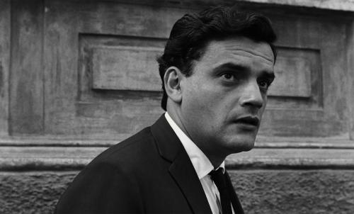 Cena de São Paulo Sociedade Anônima onde aparece o personagem Carlos de terno e gravata