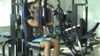 Foto de um homem fazendo musculação na academia do Núcleo