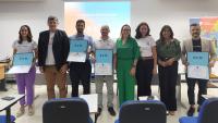Foto dos representantes das empresas com os certificados