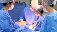 Foto de uma cirurgia sendo realizada