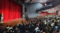 Foto de pessoas sentadas no interior do Teatro Universitário
