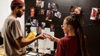 Imagem de dois jovens em um laboratório de fotografia