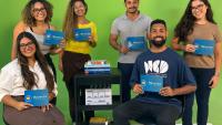 Foto dos estudantes posando dentro do estúdio