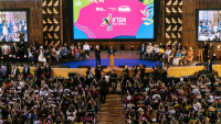 Foto panorâmica da abertura do evento mostrando o auditório lotado