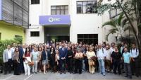 Foto dos participantes do encontro em frente ao prédio da EBC