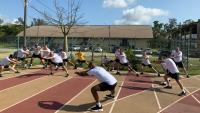 Foto de agentes de segurança em treinamento na pista de atletismo da Ufes