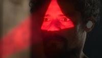 Cena do filme Futuro Futuro mostra protagonista com uma luz vermelha no rosto