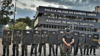 Foto de integrantes da Companhia de Choque do Batalhão de Missões Especiais segurando escudos