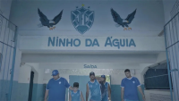 Cena do documentário onde aparecem cinco torcedores do Vitória entrando no estádio