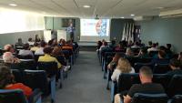 Plateia e debatedor no evento