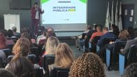 Foto do auditório com os participantes assistindo à palestra