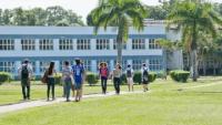 Foto de estudantes andando no campus