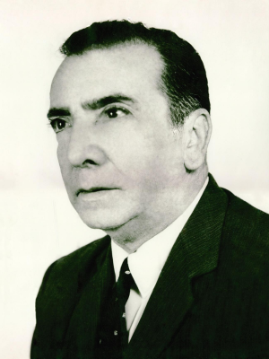 Foto em preto e branco com rosto de homem