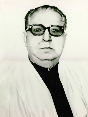 Foto em preto e branco com rosto de homem