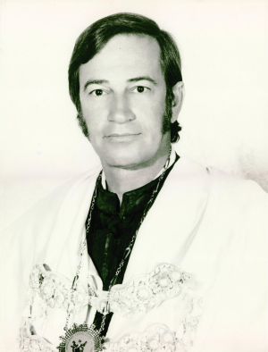 Foto em preto e branco com rosto de homem