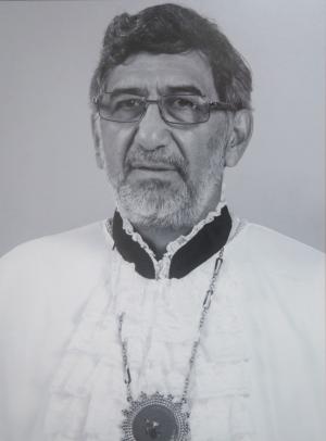 Foto em preto e branco com rosto de homem