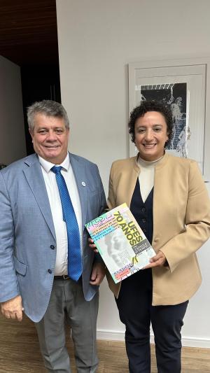 Reitor da Ufes, Eustáquio de Castro, e presidente eleita da OAB-ES, Érica Neves, que segura o livro sobre os 70 anos da Ufes
