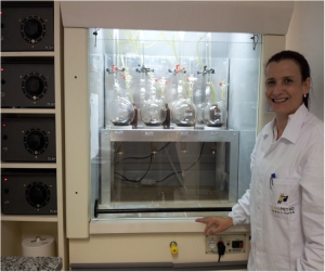 Foto da pesquisadora Cristina Sad no laboratório