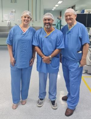 Foto da subsecretária de Atenção à Saúde da Sesa, Carolina Sanches; do secretário Thiago Hoffmann; e do superintendente do Hucam, Lauro Vasconcelos, no corredor do Centro Cirúrgico do hospital
