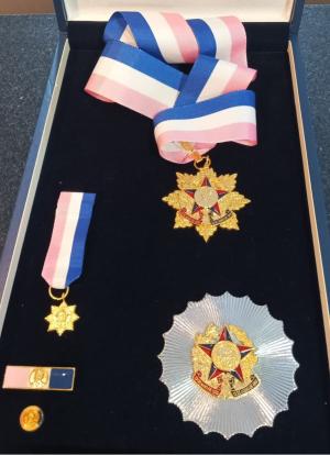 Foto das medalhas e broches que compõem a comenda