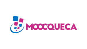 Logomarca da plataforma com a palavra moocqueca escrita em rosa, em fundo branco. Ao lado da palavra, a imagem de pequenos quadrados nas cores rosa e azul, representando dados