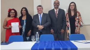 A diretora Lousiane Nunes, com o termo de posse, a vice-reitora, Sonia Lopes, o reitor Eustáquio de Castro, o vice-diretor Giovanni Garcia e a pró-reitora de Gestão de Pessoas, Josiana Binda. 