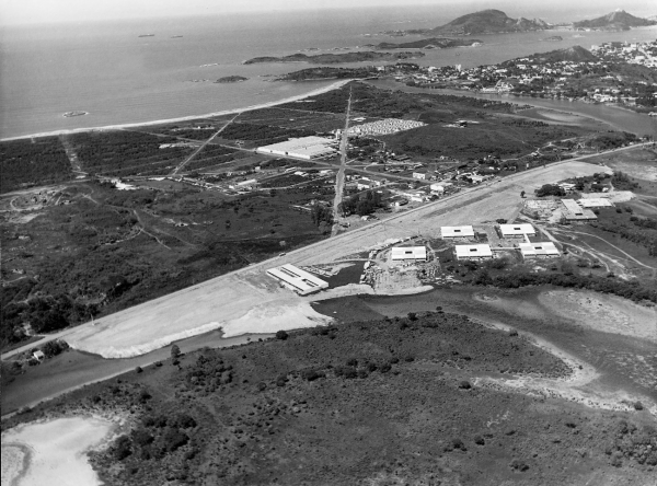 Construção do campus de Goiabeiras, Vitória, no início da década de 1970: praia de Camburi, ao fundo