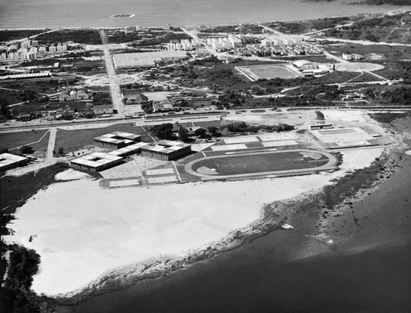 Obras avançadas no campus de Goiabeiras, Vitória, em meados dos anos 1970; e início da ocupação urbana do Bairro Jardim da Penha