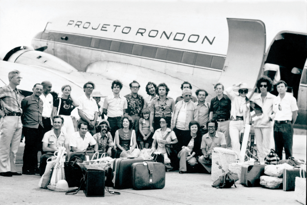 Professores e estudantes participam das primeiras expedições do Projeto Rondon, tendo como base o Campus Avançado da Ufes em Parnaíba, Piauí – década de 1970