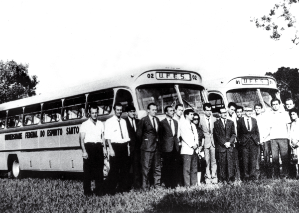 Primeiros ônibus adquiridos chegam ao campus de Goiabeiras para compor a frota de veículos da Ufes, Vitória – década de 1970