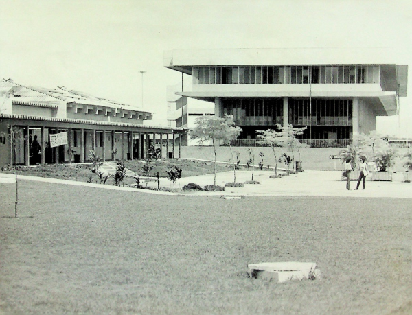 Conclusão dos prédios do Restaurante Universitário (à esquerda) e da Biblioteca Central no campus de Goiabeiras, Vitória – 1982