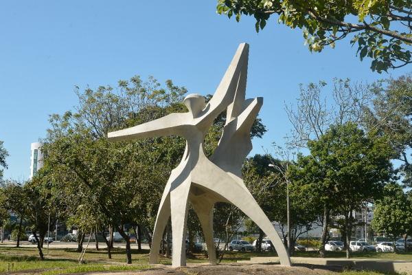Monumento Universitário, escultura de 13 metros de altura e 30 toneladas em concreto, inaugurada em 1987 no campus de Goiabeiras, de autoria de José Carlos Vilar, professor da Ufes e artista plástico