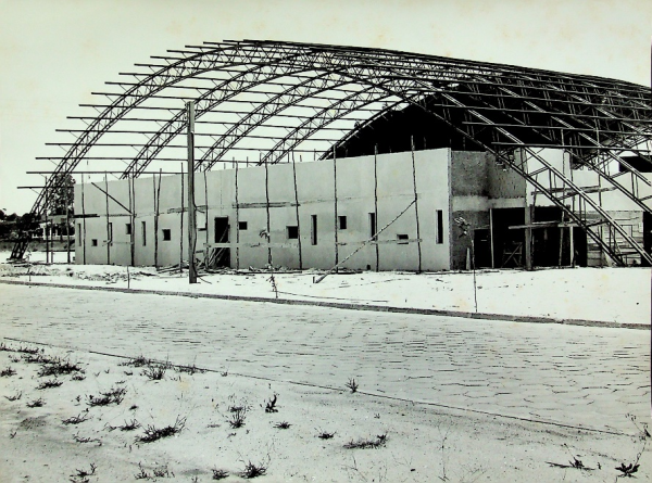 Construção do Ginásio de Esportes da Ufes no Centro de Educação Física e Desportos, no campus de Goiabeiras, Vitória – década de 1980