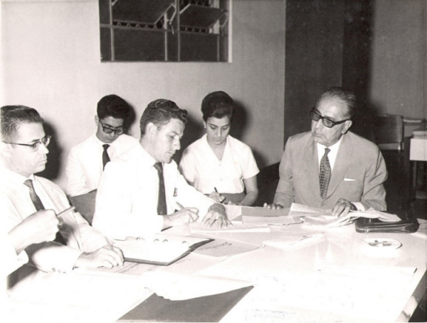 Instalado em 1963, o Conselho Universitário da Ufes elegeu e nomeou o reitor Manoel Xavier Paes Barreto Filho (à direita, de terno), exonerado pela ditadura militar em 1964