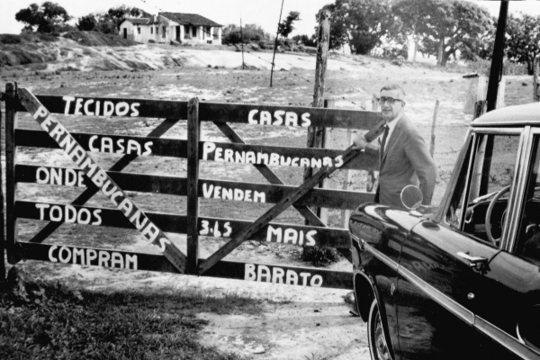 O reitor Alaor de Queiróz Araújo visita a área adquirida para sediar o campus de Goiabeiras, Vitória – 1966