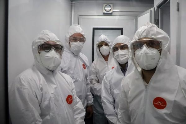 da esquerda para a direita: o reitor Paulo Vargas; o governador Renato Casagrande; a diretora presidente da Fapes, Cristina Engel; o secretário de Estado Tyago Hoffmann; e o professor Daniel Gomes, preparados para entrar no laboratório.