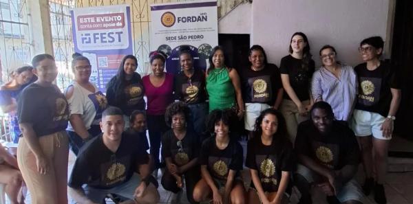 Foto das pessoas reunidas no evento de inauguração da nova sede