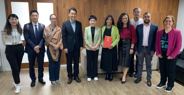 Foto dos participantes do encontro na sala de reuniões da Reitoria