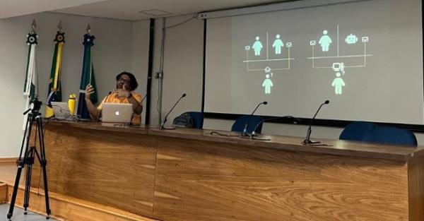 Foto do professor ministrando a palestra