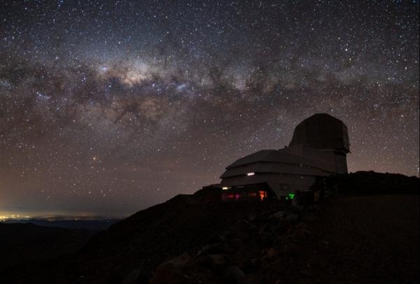 Vista noturna do Observatório Vera Rubin
